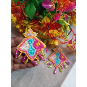 Boucles d'oreilles en perles géométriques Offre Spéciale au design perlé coloré Designs artisanaux pour les femmes à la mode disponibles à la vente - Product Image 1