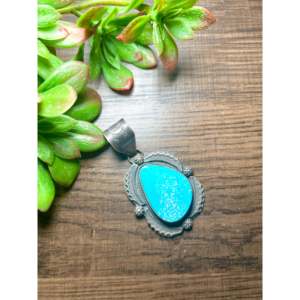 Colgante de Turquesa Kingman y Plata de Ley, Hecho a Mano por Expertos Navajo, Engastado en Bisel - Product Image 3