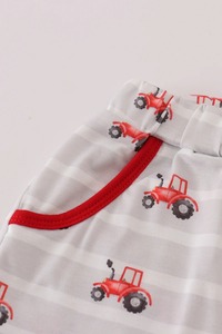 Ensemble de vêtements pour garçons à broderie de tracteur rouge tenue d'été confortable avec haut à motif solide et short assorti vêtements pour enfants - Product Image 3