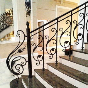 Rampe d'escalier intérieure décorative en fer forgé fabriquée au Vietnam, conception personnalisée, fournisseur de rampes en fer modernes - Product Image 1