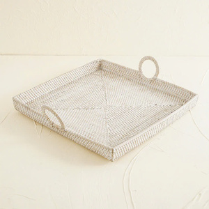 Elegancia tejida a mano Una bandeja de ratán bellamente elaborada para agregar encanto natural a cualquier espacio - Product Image 1