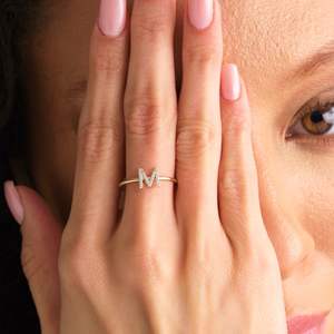 Anillo Minimalista de Oro Amarillo Sólido de 10k con Cadena de 18k, Letra Inicial, Anillo de Diamantes Pequeños para Mujer - Product Image 5