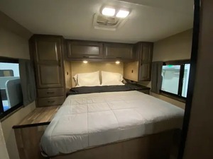 Autocaravana clásica blanca, poco usada, con cama, cocina, baño, aire acondicionado y sistema de entretenimiento para 4-6 personas. - Product Image 3
