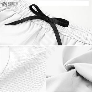 Shorts de sport décontractés pour hommes personnalisés OEM, taille élastique, respirant, séchage rapide, entraînement, course à pied, salle de sport, noir, polyester, uni, pour hommes - Product Image 4