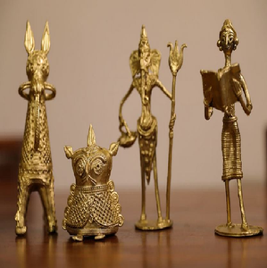 Une collection diversifiée de figurines tribales et divinités, mettant en valeur la gamme de l'art Dhokra. Disponible aux prix de gros. - Product Image 1