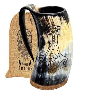 Mug artisanal en corne de Viking polie, style marin et animalier, sculpté à la main, par des artisans indiens – Artisanat naturel - Product Image 1