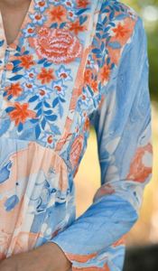 Chemisier semi-transparent à manches bouffantes, trois-quarts, élégant et personnalisé, imprimé floral brillant, à col cranté. - Product Image 2