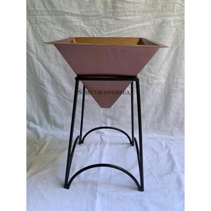 Planteur d'aspect attrayant de forme ronde en métal de haute qualité pour la décoration de la maison et du jardin. - Product Image 4