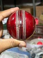 Pelota de Cricket YouthKing 43/4 OZS de Cuero Clásica para Entrenamiento, para Jóvenes de 8 a 12 Años, Costuras Tradicionales Duraderas