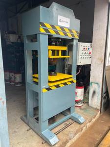 Presse hydraulique industrielle à double colonne à cadre fixe de 80 tonnes avec moteur et pompe pour tôles et moulage - Product Image 2