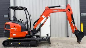 ENVÍO GRATUITO Miniexcavadora Kubota KX033-4 de 3.4 toneladas, Aprobada por la EPA y CE, Motor Diésel de 25 hp, 24 horas, ROPS Abierto, Hoja de Retroexcavación Hidráulica - Product Image 5