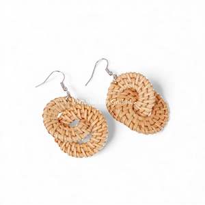 Boucles d'oreilles en rotin faites à la main en fibre naturelle, élégantes, accessoires de bijoux tissés du Vietnam - Product Image 1