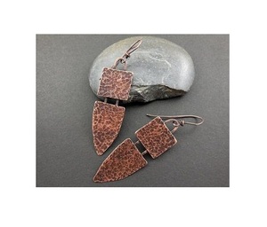 Anillo de oreja de cobre antiguo hecho a mano con patrones étnicos elegantes adecuados para la moda étnica moderna y de fusión - Product Image 2