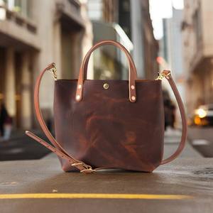 Sac fourre-tout en cuir artisanal avec élégance classique et design spacieux - Product Image 6