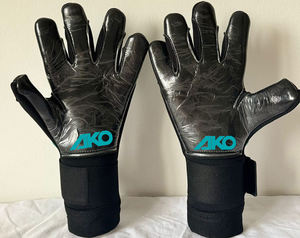 Gants de gardien de but de football pour adultes et enfants en gros, latex respirant, protection anti-collision des doigts, design résistant à l'usure par Ako - Product Image 2