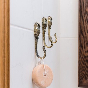 Gancho de Pared Clásico Hecho a Mano de Latón con Incrustaciones Decorativas Blancas, Gancho Individual de Metal para Decoración de Pared de Baño o Dormitorio - Product Image 5