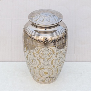 Urnes funéraires en laiton de qualité supérieure gravées à la main pour cendres humaines, urnes en laiton personnalisées, urnes en laiton artisanales pour cendres d'adultes, vente en gros - Product Image 6