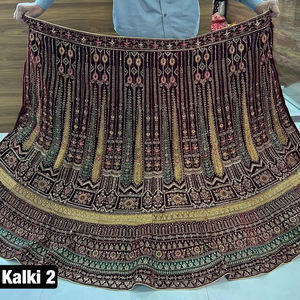 Ensemble Lehenga Royal Velvet Style Rajwadi avec travail lourd de Jarkan, double can can, long choli, dupatta, bordure sur 4 côtés, Butti, hiver et été - Product Image 5