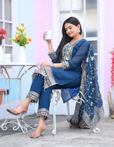 Celebre su estilo único con nuestra tela pesada de imitación Georgette borde de corte recto Anarkali Salwar Kameez con juego Dupatta - Product Image 4