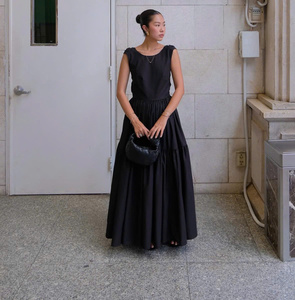 Robe maxi noire classique, design à étages élégant, style minimaliste, fabriquée au Vietnam - Product Image 3