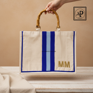 Bolsa de mano personalizada y elegante con paneles florales bordados vibrantes y diseño de nombre personalizado. Duradera, espaciosa y ideal para viajes. - Product Image 6