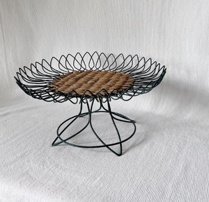 Base de Metal con Malla de Alambre Negra y Tapa de Hierro Vintage Elegante, Exhibición de Pasteles de Primera Calidad con Pilares Luminosos - Product Image 6