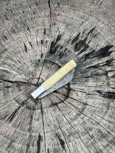 Couteau de poche pliant en acier damas fait à la main personnalisé manche en os étui en cuir de transport quotidien pour la chasse industrielle support OEM - Product Image 4