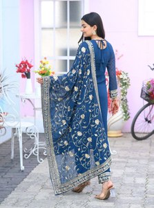 Celebre su estilo único con nuestra tela pesada de imitación Georgette borde de corte recto Anarkali Salwar Kameez con juego Dupatta - Product Image 3