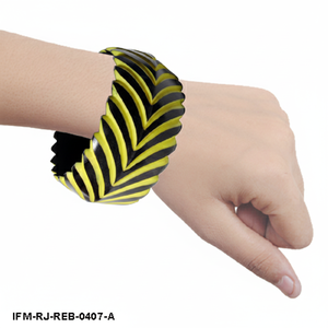 Bracelet en résine sculptée, jaune et noir, bracelet géométrique épais et imposant pour femme - Product Image 2