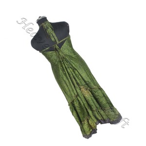Robe longue sans manches en soie sari vintage faite à la main par des créateurs uniques et fraîches Robe de soirée élégante pour femmes - Product Image 4
