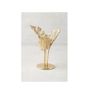 Escultura moderna de metal para decoración del hogar moderna que resalta elementos artísticos, acabado liso, ideal para interiores y lugares de trabajo. - Product Image 1