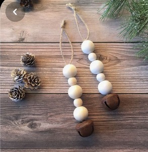 Perle en bois ornements de Noël avec des accents d'or ferme rustique arbre de vacances suspendu ensemble de décoration boho naturel scandinave - Product Image 5