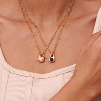 Collier Pendentif Chaîne Trombone en Acier Inoxydable Doré avec Pierre Naturelle Lapis Lazuli Bleue et Perle, Bijou Tendance