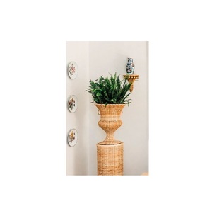Vase à fleurs contemporain en rotin avec détails minimaux Idéal pour les styles d'intérieur modernes scandinaves et écologiques japonais - Product Image 2