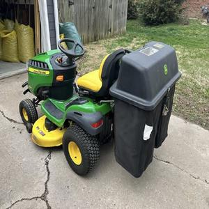 Tracteur de pelouse John Deere S240, moteur 4 temps 125cc, moteur électrique 12V 1200W, garantie 2 ans, travaux de pelouse intensifs - Product Image 1