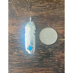 Colgante de Pluma de Plata de Ley y Turquesa Navajo Kingman Hecho a Mano con Tecnología de Engaste en Bisel - Product Image 3