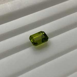 หินเพอริดอตเหลี่ยมเพชรพลอยทรงแปดเหลี่ยม100% แท้จากธรรมชาติสีเขียวทรงหลวมขนาดปรับเทียบสำหรับการใช้ทำเครื่องประดับ - Product Image 1