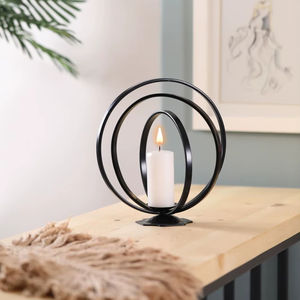 Ensemble de bougeoirs en métal décoratifs, idéal pour offrir en cadeau lors de célébrations de pendaison de crémaillère et d'occasions spéciales - Product Image 1