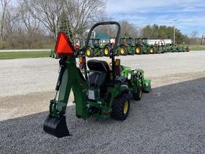 Achetez un tracteur John Deere de première classe 2025R 4x4, tracteur utilitaire, tondeuse à gazon avec 4 roues motrices, chargeur frontal E-Hydro et pelle arrière - Product Image 4