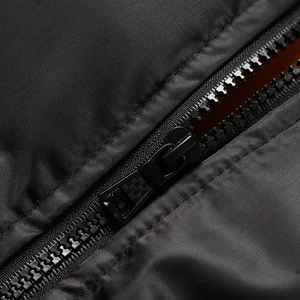 Chaqueta Bomber Personalizada con Mangas de Satén de Seda, con Forro de Tela Súper Suave y Forro Acolchado Cálido, Chaqueta para Hombre - Product Image 4