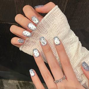 Escalera corta Diseño de dedo acrílico Prediseñado Tonos frescos Gris plateado con un sueño de chicle de belleza de hielo fresco nacarado - Product Image 2