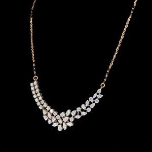 Exclusif Designer Diamant Mangal sutra 18Kt Jaune Rose Or Triangle Forme Bijoux de Mariée pour Femmes Fabriqué en Inde - Product Image 1