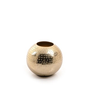 Florero de aluminio de diseñador de lujo con detalles tallados y brillo metálico hecho para decoradores y diseñadores de interiores de lujo - Product Image 4