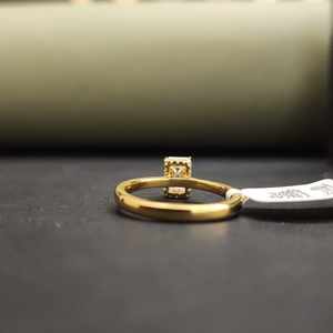 แหวนมอสซาไนต์ทรงเหลี่ยมสีเหลืองทองคำแท้ 18KT ประดับมรกตสุดหรู ได้รับการรับรองจาก IGI สำหรับการหมั้น - Product Image 5