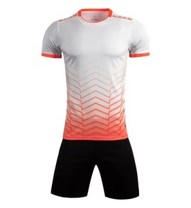 T-shirt à manches courtes et ensemble d'uniforme de football unisexe de haute qualité, léger, respirant et à séchage rapide, fabriqué au Pakistan - Product Image 5