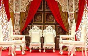 Ensemble de chaises Mandap au design royal de paon Ensemble de chaises Mandap au design royal de paon Chaises Mandap indiennes sculptées en bois - Product Image 2