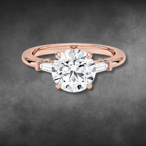 Anillo de diamantes cultivados en laboratorio, oro amarillo de 14 quilates y 18 quilates, corte redondo, anillo de tres piedras con diamantes baguette cónicos para damas, joyería fina. - Product Image 3
