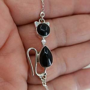 Pulsera Artesanal de Plata de Ley 925 Navya Craft de 7 Pulgadas con Diseño de Gato de Ónix Negro y Engaste de Bisel para Regalo - Product Image 3