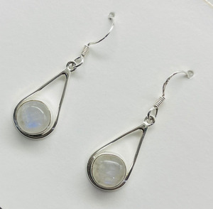 Boucles d'oreilles pendantes en pierre de lune en argent faites à la main en forme de fleur avec lunette pour mariage ou cadeau - Product Image 2