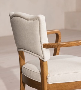 Tallada en madera de haya de tono medio, esta silla de comedor está acabada en versátil tapicería de lino natural 2312588 - Product Image 5